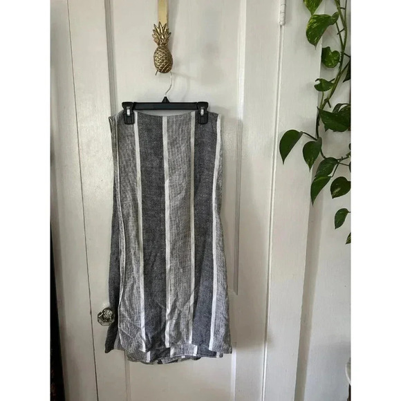 Grey & White striped modern tablecloth - Picture 1 of 4